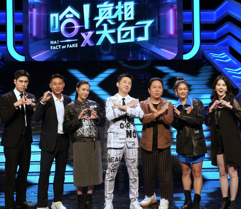 來賓哈林小隊周予天（左起）、彭小刀、游宇潼、主持人庾澄慶、來賓卜學亮、空手道國手文姿云、張晏塵合影。（公視提供）