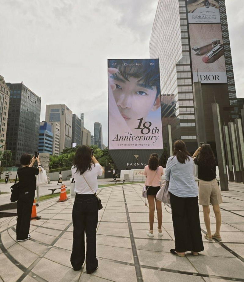 金秀賢出道18週年粉絲自發性為偶像應援。(翻攝自網路)