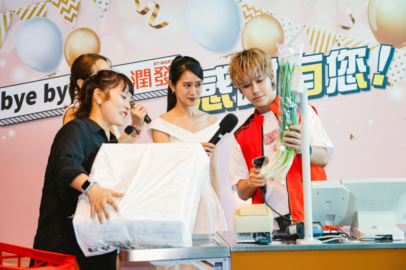 鼓鼓（右）重返打工過的大賣場，挑戰幫忙結帳。（相信音樂提供）