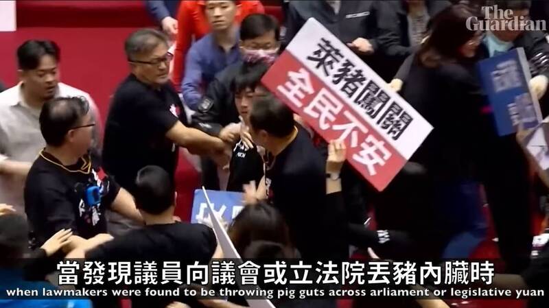 英國叔叔提到台灣立法院亂象。（翻攝YouTube）