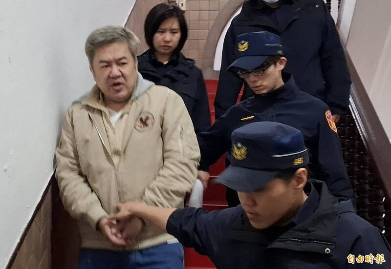 遠東航空董事長張綱維（左）因涉掏空遠航，一審重判仍在押中。（資料照）