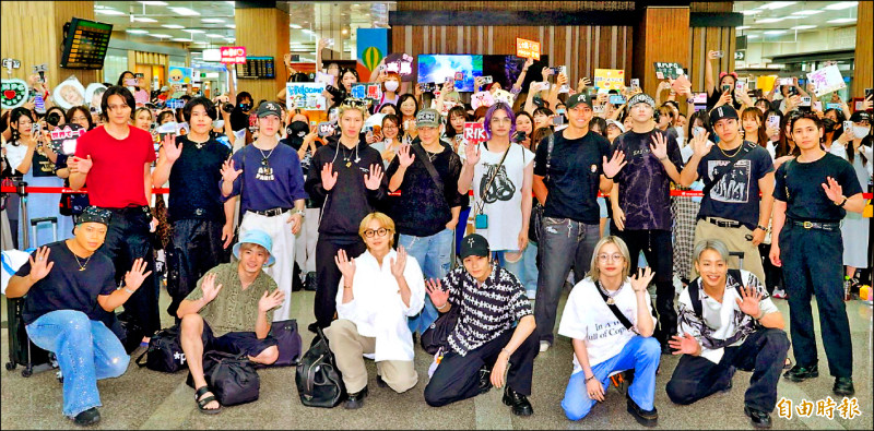 「THE RAMPAGE from 放浪一族」成員LIKIYA（前排左起）、浦川翔平、吉野北人、川村壱馬、山本彰吾、陣，龍（後排左起）、後藤拓磨、藤原樹、長谷川慎、岩谷翔吾、與那嶺瑠唯、武知海青、鈴木昂秀、RIKU、神谷健太昨上午抵台，揮手、愛心樣樣來，現場十分熱鬧。（記者潘少棠攝）