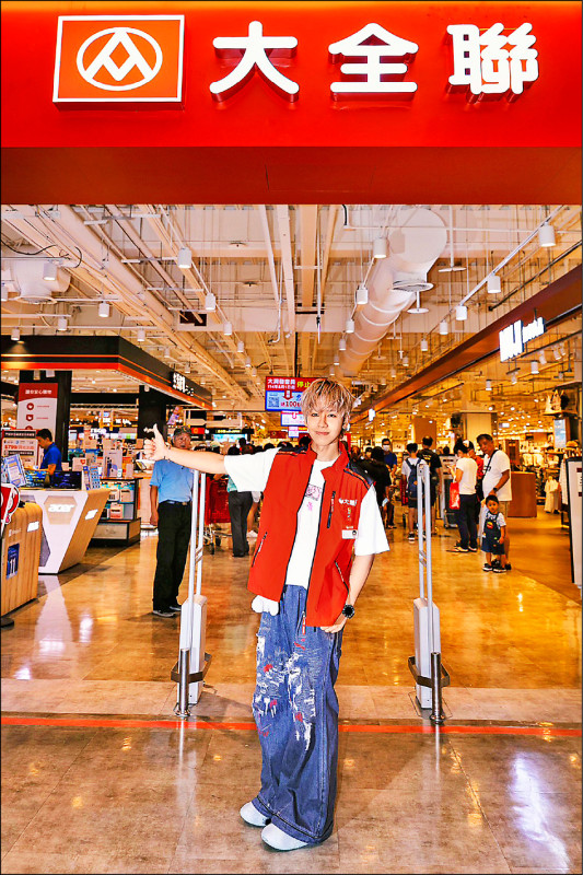 鼓鼓重返以前打工的量販店，回憶滿滿。（相信音樂提供）
