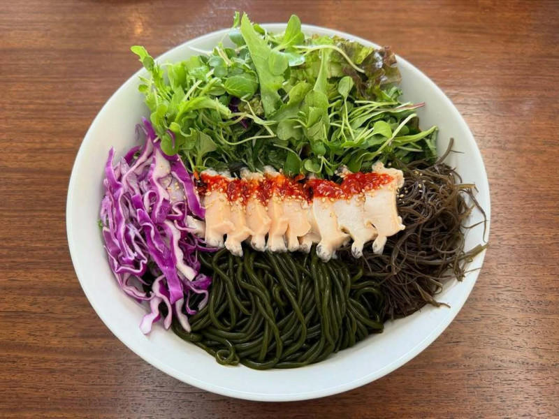 孫藝真日前PO出一張涼拌魷魚海帶芽冷盤。（翻攝自IG）