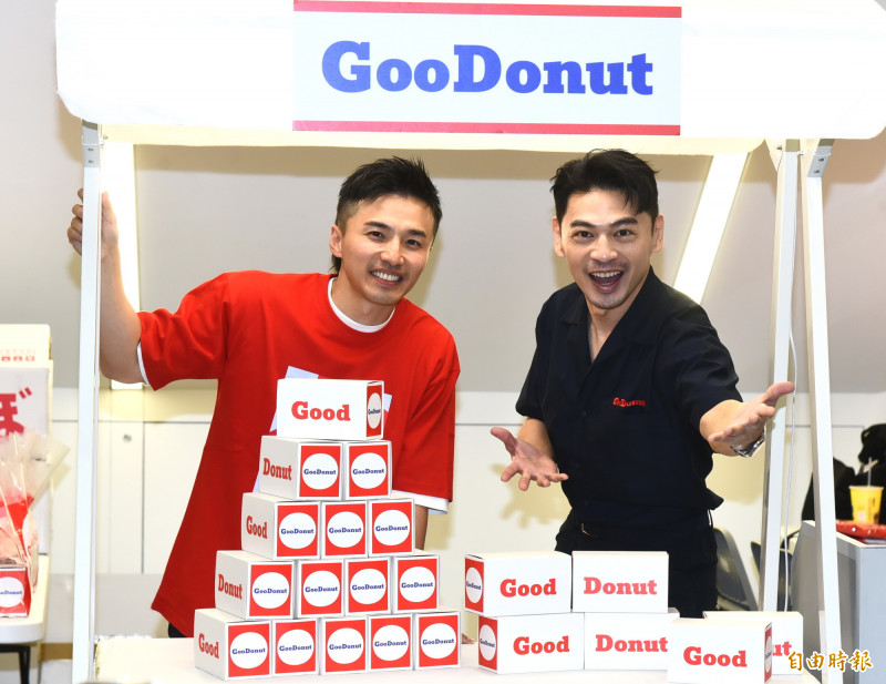 阿緯（左）、阿Ken今擔任一日店長。（記者陳奕全攝）