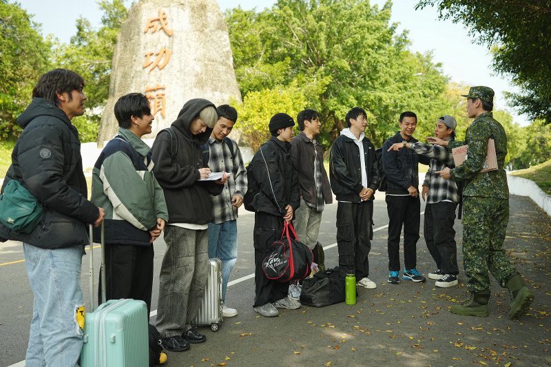 （左）黃恩賜、蓋瑞、林亭翰、阿夫、顏佑庭、孫其君、潘君侖、孫綻、曾子余、黃鐙輝。（台視提供）