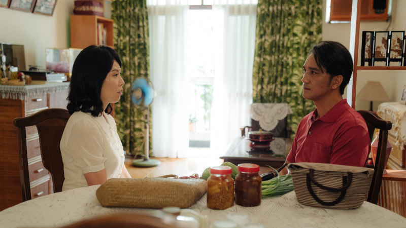 天心（左）在《我們六個》答應老公馬志翔（右）帶小三回家一起住。（大愛電視提供）