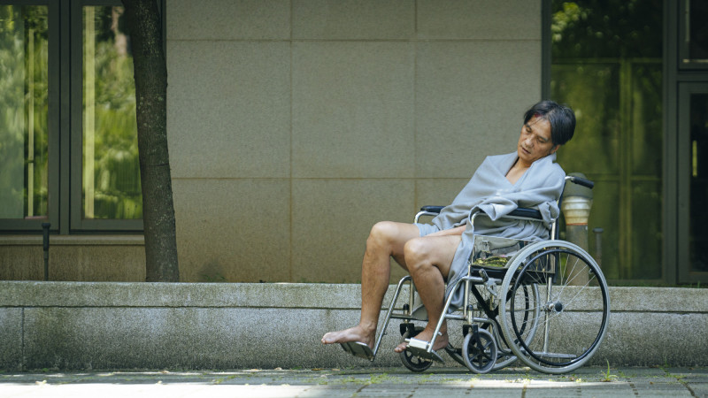 馬志翔在《我們六個》被遺棄在社區中庭。（大愛電視提供）