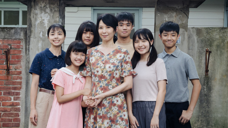 天心（中）在《我們六個》養育6名兒女。（大愛電視提供）