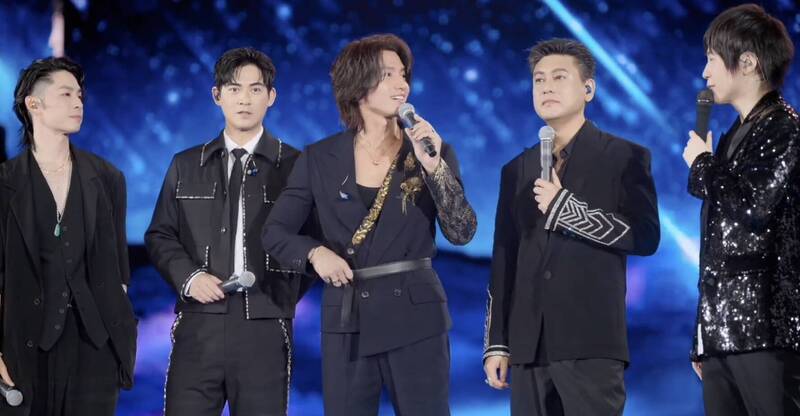 F4再次在五月天於鳥巢舉行的「回到那一天」演唱會上合體。（翻攝自相信音樂影片）