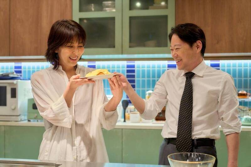 松隆子（左）新劇《幸福的婚姻》與阿部貞夫飾演夫妻。（翻攝自IG）
