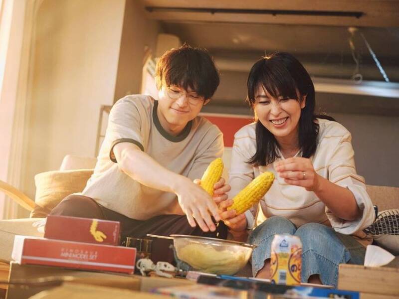 松隆子（右）與松村北斗合作的浪漫愛情電影《跨越時空的初吻》。（翻攝自X）