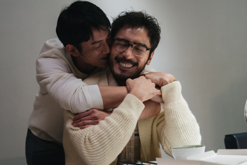 李至正（右）在《親密之海》中和吳慷仁是同志伴侶。（CATCHPLAY+提供）