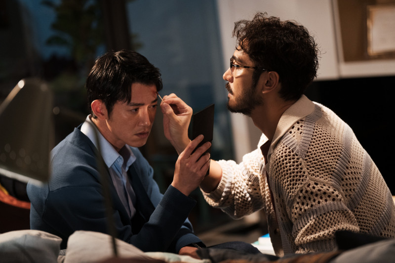 李至正（右）在《親密之海》中無微不至照顧吳慷仁。（CATCHPLAY+提供）