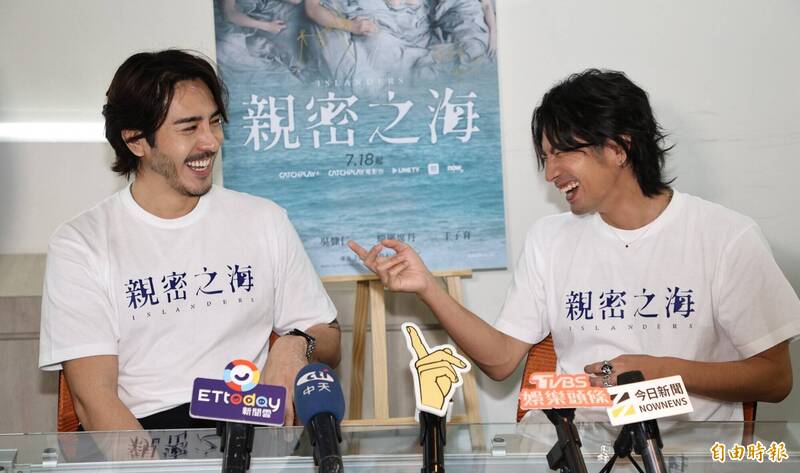 福地祐介（右）今與李至正一同宣傳影集《親密之海》。（記者潘少棠攝）