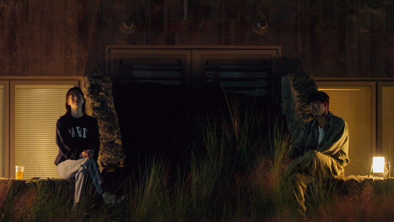 志受（左）和勝理夜晚談話並不愉快。（翻攝自Netflix X）