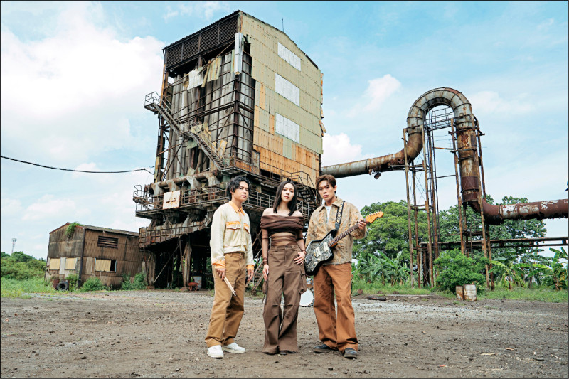 告五人到泰國廢棄工廠取景拍MV。（相信音樂提供）