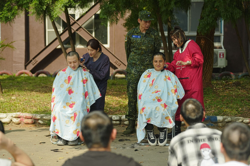 髮婆王彩樺、百白，幫星兵們剃髮。（台視提供）
