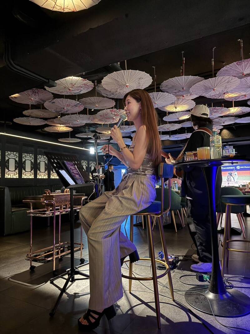 沐妍日前在自己投資的餐酒館舉辦「繁花日」駐唱。（沐妍提供）