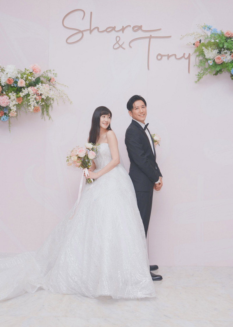 林逸欣（左）與老公「Tony」登記結婚3年，終於如願舉行婚宴。（欣宇宙音樂提供）