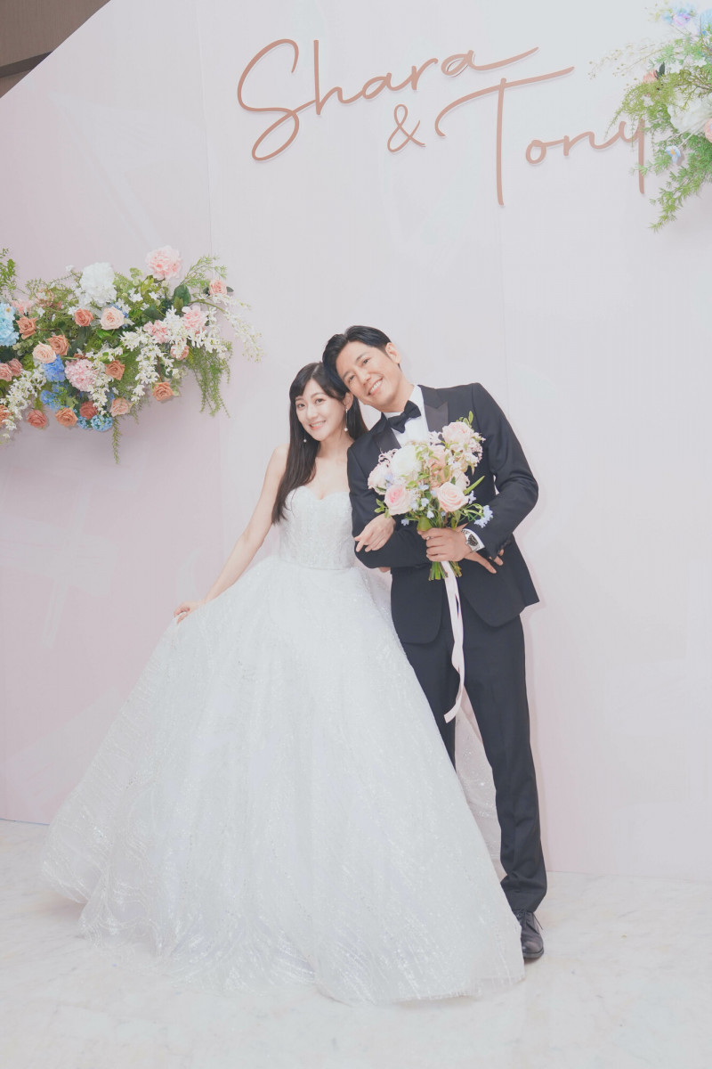 林逸欣（左）與老公「Tony」登記結婚3年，終於如願舉行婚宴。（欣宇宙音樂提供）