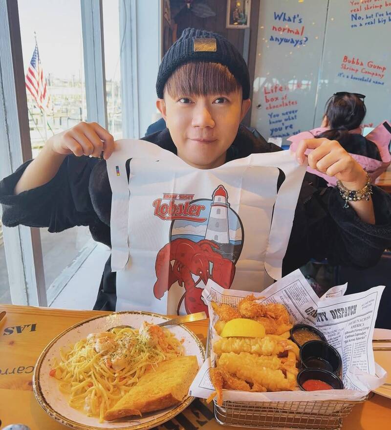 李岳身體傳出警訊，提早邁入老花眼。（翻攝自IG）