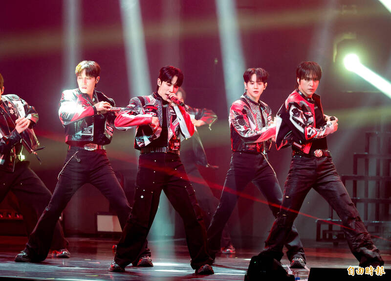 HIGHLIGHT帶來勁歌熱舞。（記者王文麟攝）