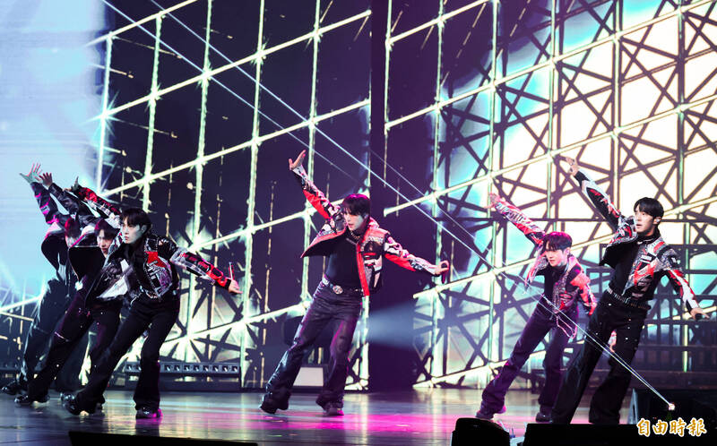 HIGHLIGHT張開雙手，做出大鵬展翅的動作。（記者王文麟攝）