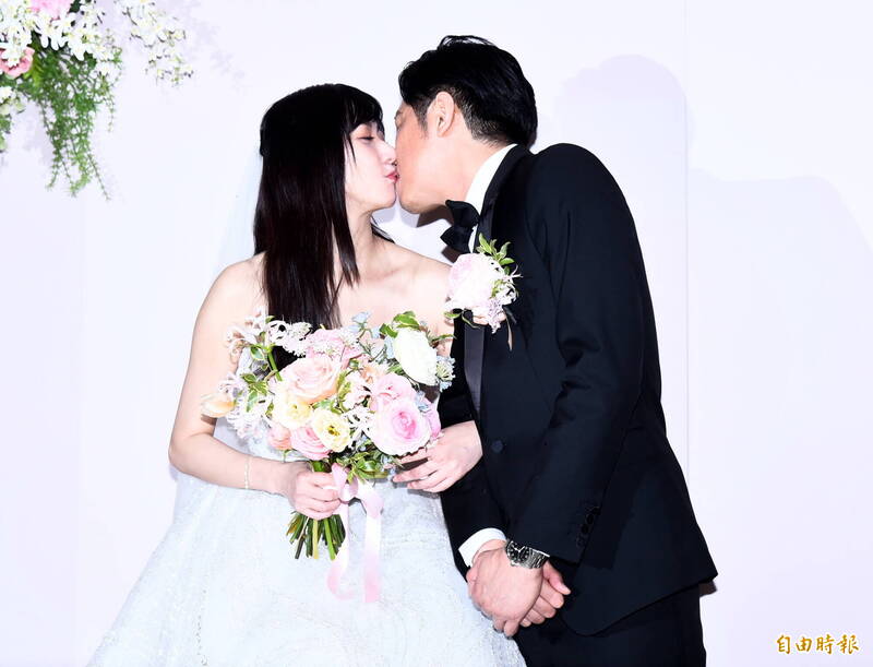 林逸欣今（2日）與從事科技業的老公Tony於台北寒舍艾美酒店補辦婚宴。（記者陳奕全攝）