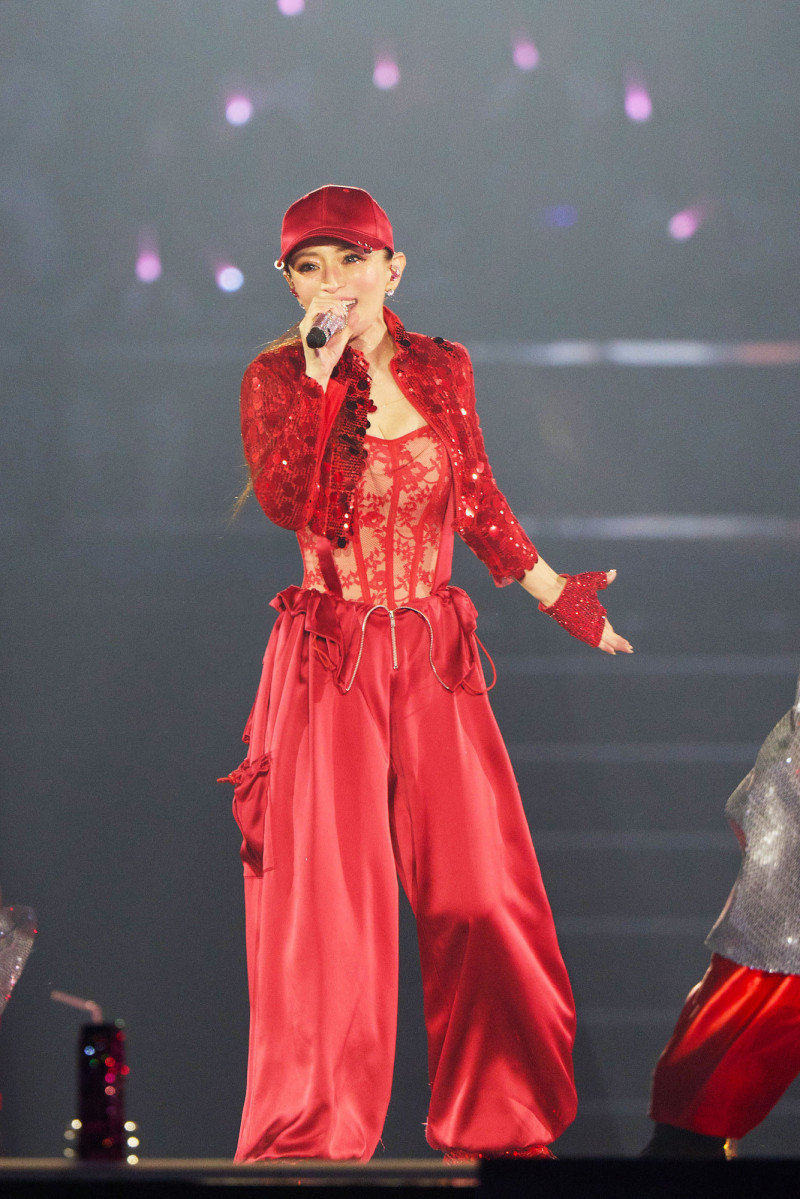 濱崎步手套、褲裝，呈現率性的街頭風格。（大步整合行銷提供）