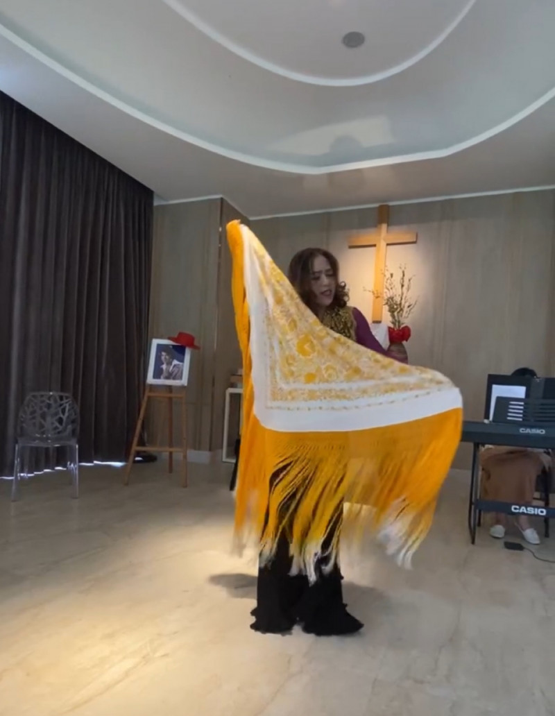 賀連華披上林沖送給她的披風跳舞。（林沖兒子林凱文提供）