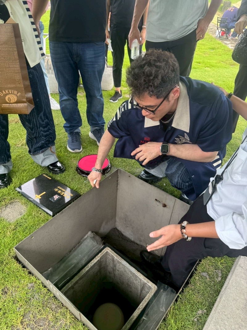 林沖安葬儀式，兒子和好友向他最後告別。（林沖兒子林凱文提供）