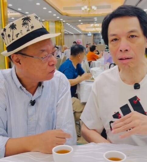 香港導演李力持（左）日前和李健仁（右）碰面，他明顯較以前消瘦，說話口齒不清，但精神不錯。（香港星島日報）