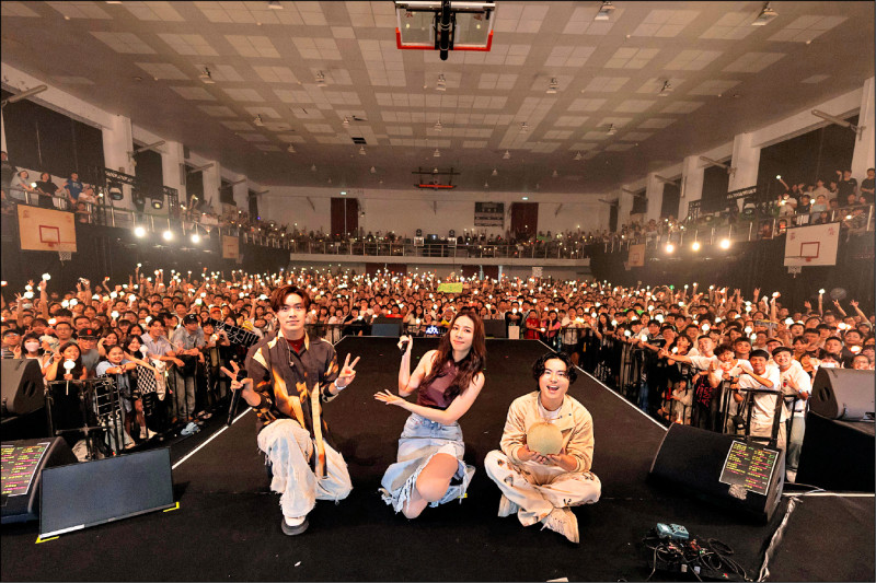 告五人返校開唱，吸引滿滿歌迷支持。（相信音樂提供）