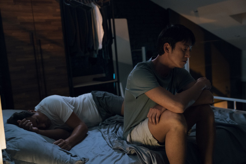 吳慷仁（右）在《親密之海》照顧失意的李銘順。（CATCHPLAY提供）