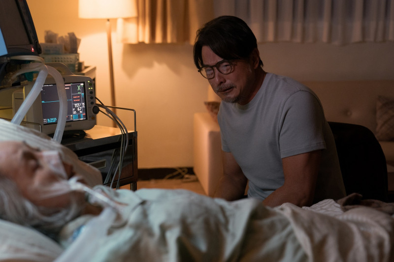 李銘順在《親密之海》於母親病床前哭泣。（CATCHPLAY提供）