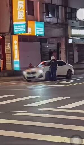 （影音）新莊爆拒檢落跑   駕駛遭壓制上銬竟是女藝人