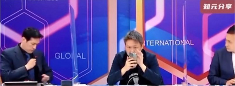 黃暐瀚不明白為何導演會要求他整理桌面。（翻攝自Threads）