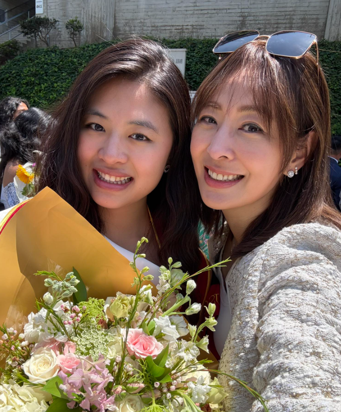 賈永婕（右）喊話女兒，「媽媽會撐著，繼續努力，等你回來接棒。」（翻攝自臉書）