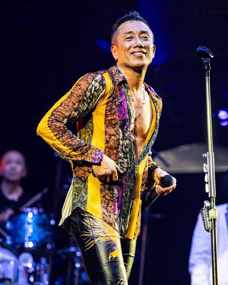 長渕剛是超級跨界明星，既是創作歌手也是演員、詩人、畫家。（翻攝自IG）