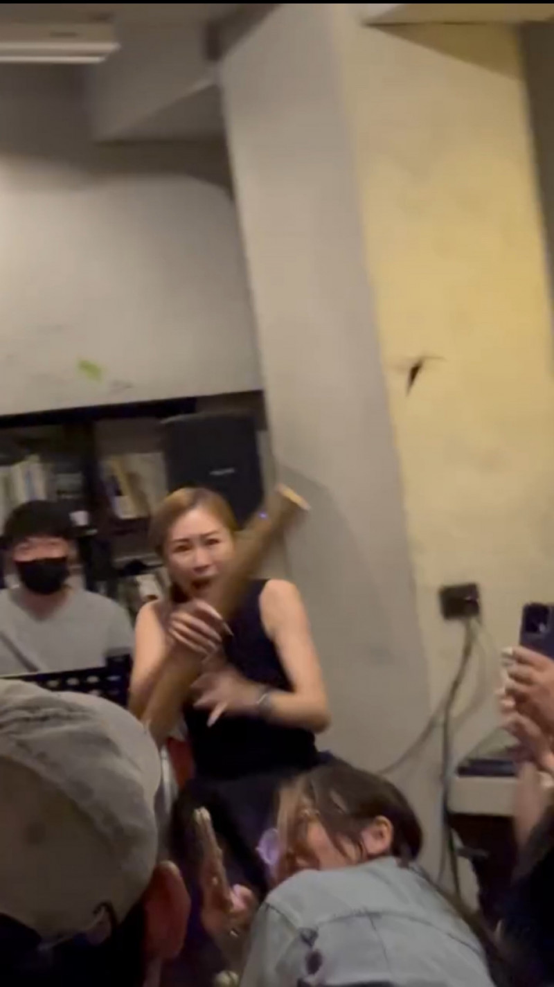 張棋惠開唱現場突然出現會飛的大蟑螂，嚇得花容失色。（翻攝自Threads）