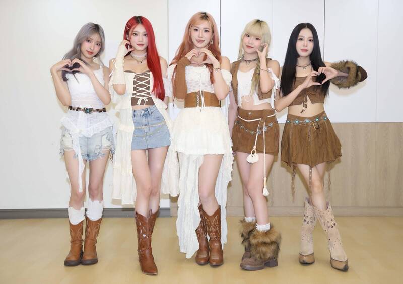 女團ELL&s今出席紅心字會活動，面對前老闆詹智能命喪超商一事，發言中難掩震驚與不捨。（紅心字會提供）