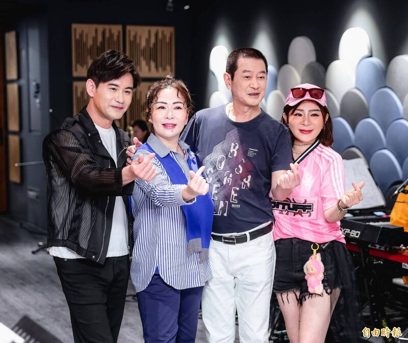 蔡小虎為張秀卿「辣妹駕到」演唱會彩排站台，圖左至右為吳俊宏、張秀卿、蔡小虎、王彩樺。（記者王文麟攝）