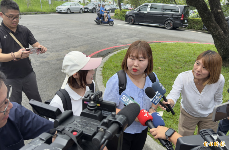 許光漢的韓國粉絲到役政署迎接退伍。（記者陳鳳麗攝）