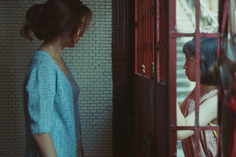 9m88（左）、白小櫻在《女孩》中飾演母女，有不少精采對手戲。（甲上娛樂提供）