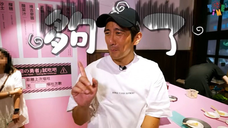 修杰楷品嚐到100%原味酸菜汁時，瞬間失去表情管理、面露猙獰。（翻攝自《修TIME》）