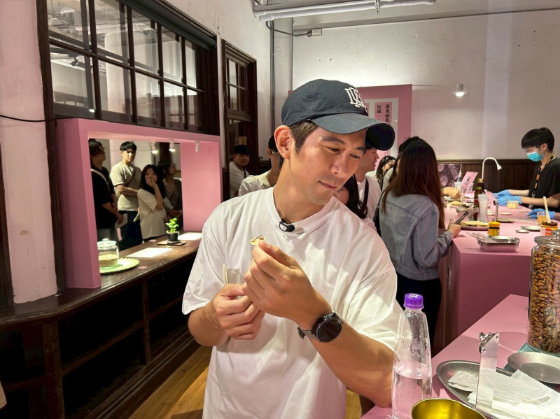 修杰楷挑戰「噁心食物博物館」。（修TIME提供）