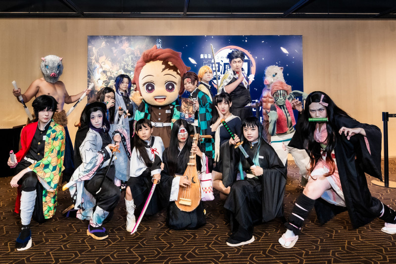 《鬼滅之刃劇場版 無限城篇》今晚台北首映，集結眾多coser扮成各種角色。（木棉花提供）