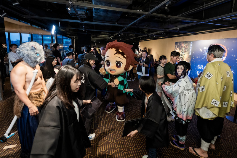 《鬼滅之刃劇場版 無限城篇》今晚台北首映，吸引許多影迷共襄盛舉。（木棉花提供）