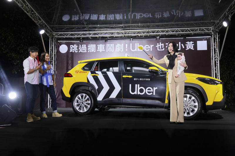 苗可麗（右）與動力火車出席大稻埕夏日節，上演攔車吵架戲碼。（Uber提供）
